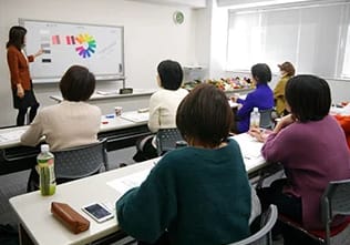 カラーの座学を教えている風景画像