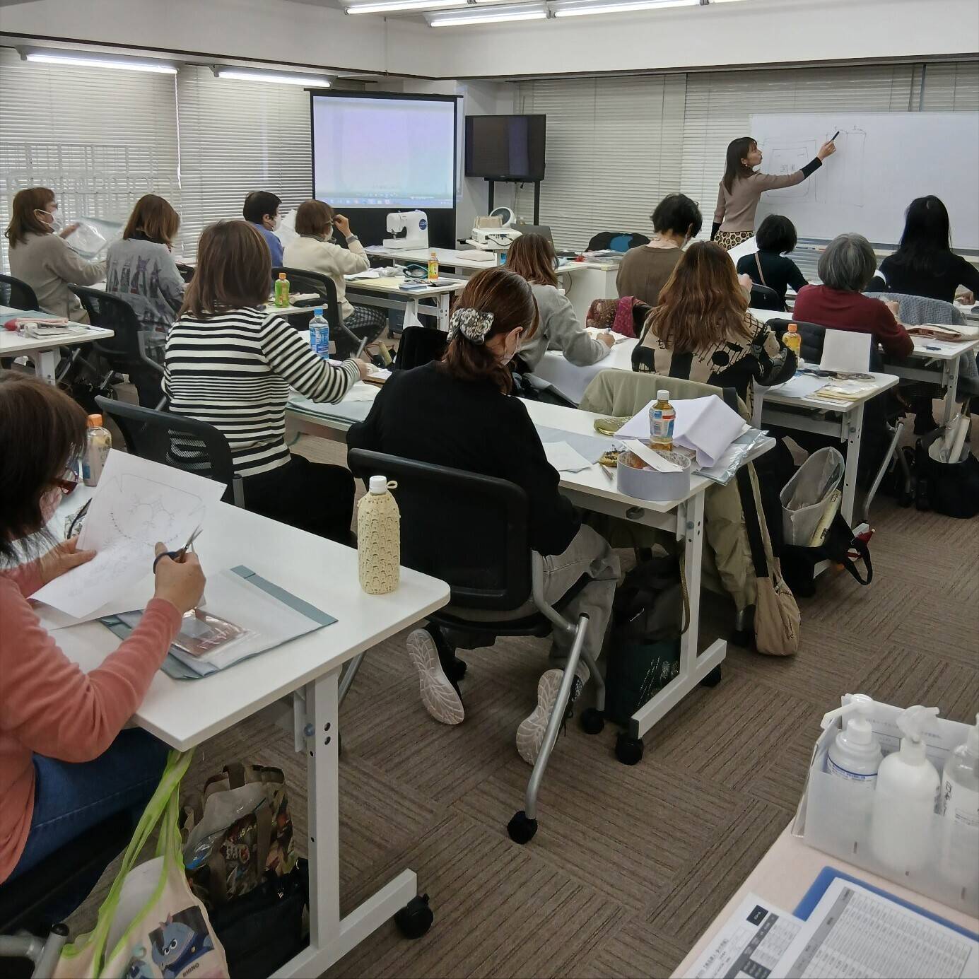 シードビーズ協会の認定講座を受講している様子