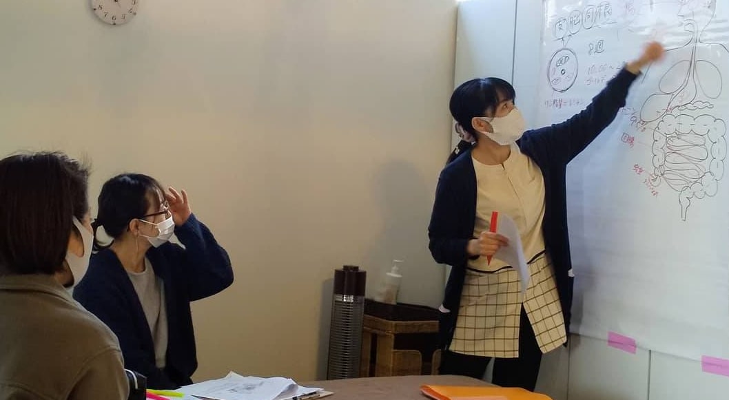 少人数で講義を受けている画像