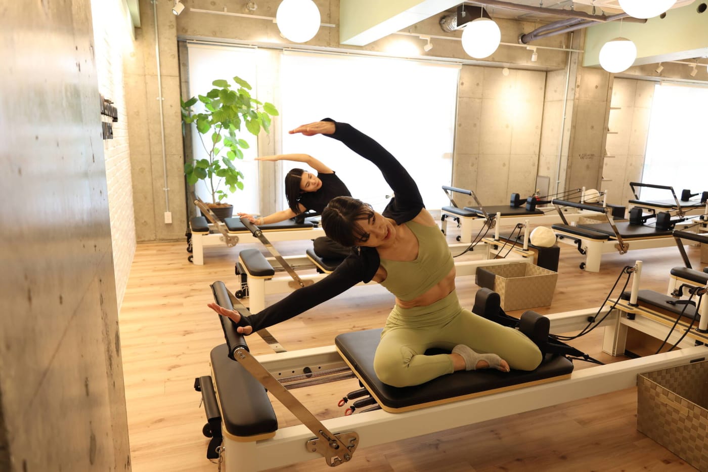ピラティスで脇腹を伸ばす