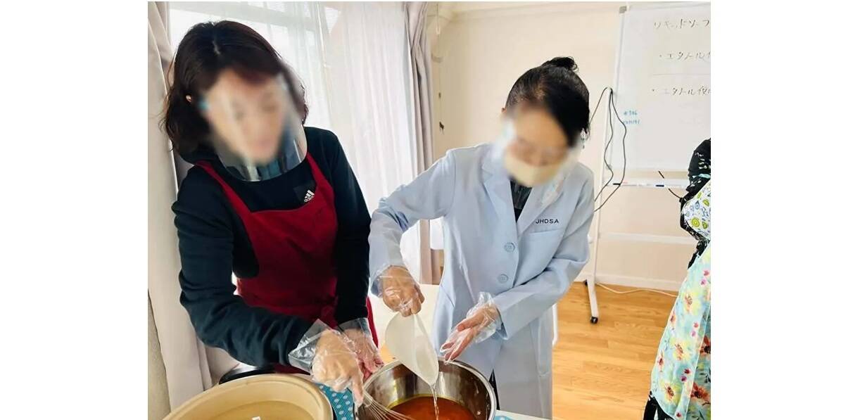 岸本理事長、自ら生徒さんと一緒にドッグソープを作ります。生徒さんと共に作ることを何よりも大切にされています。