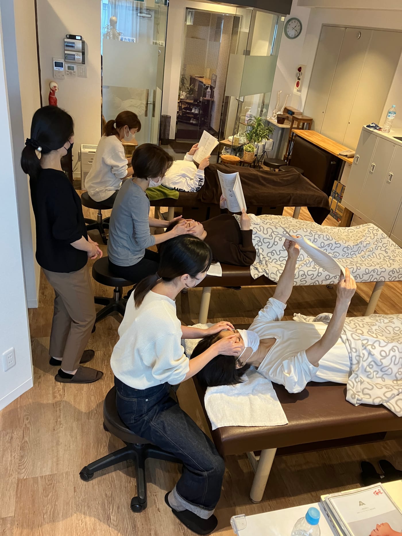 日本ヘッドセラピスト認定協会の実技授業の様子