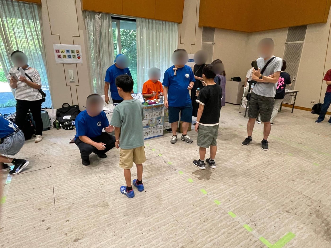 イベントでけん玉の技をレクチャーする様子