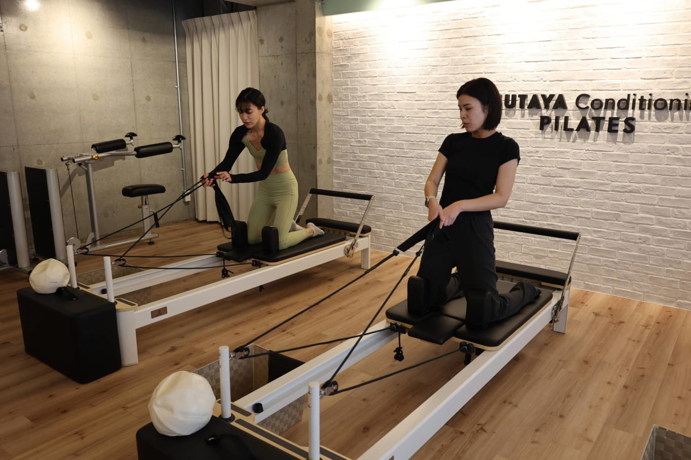 マシンピラティスで腹筋を使う動作